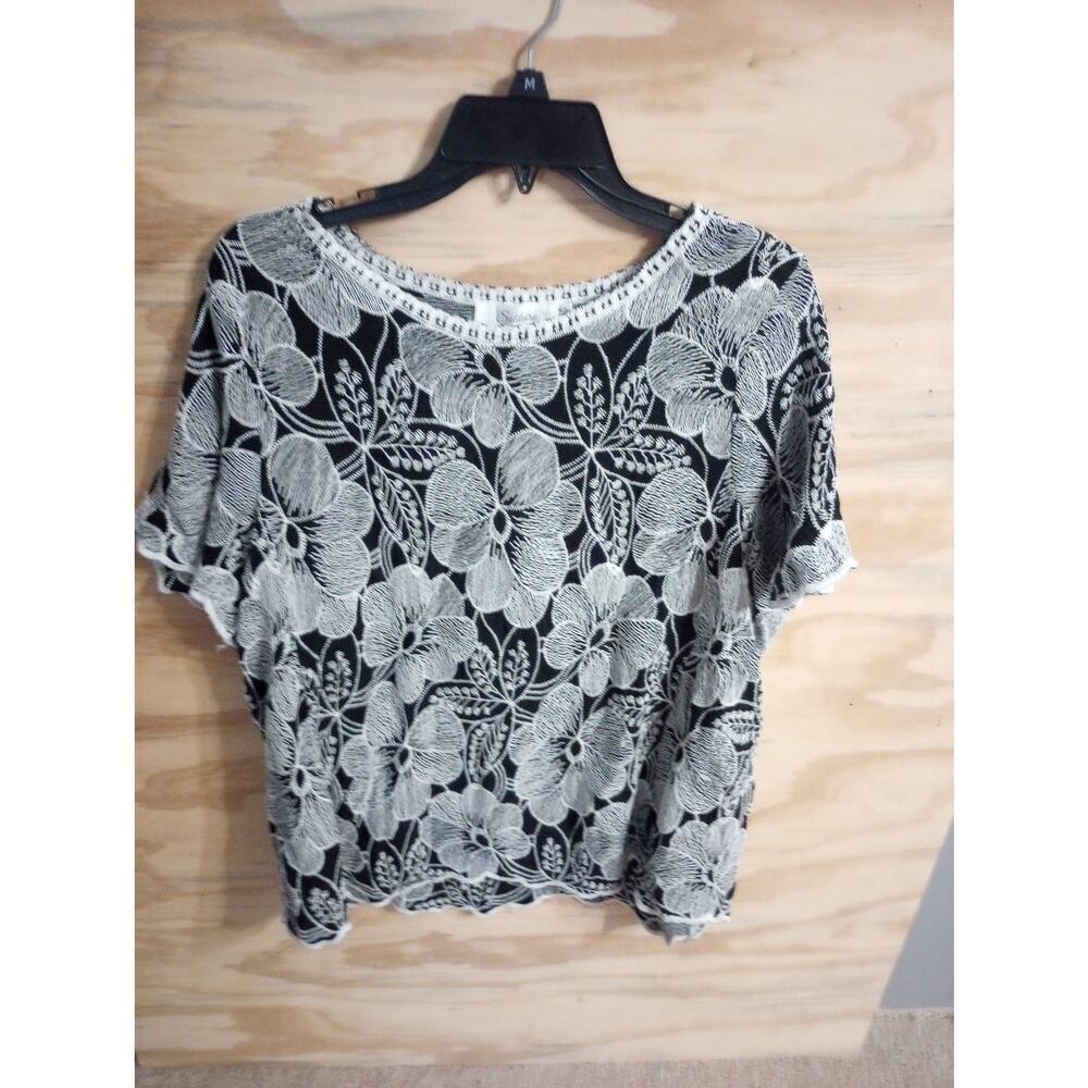 Women's Solitaire Embroidered Top Shirt 1X Floral